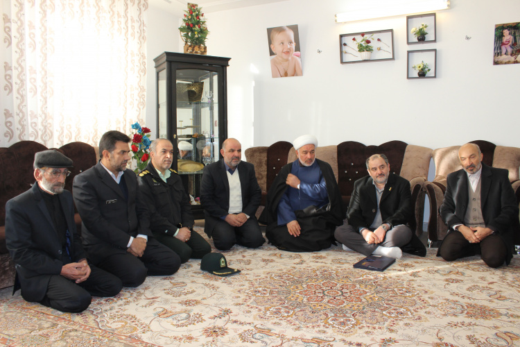 رئیس دانشگاه جامع علمی کاربردی با خانواده دانشجوی شهید مدافع وطن «هادی کاردیده » دیدار کرد.