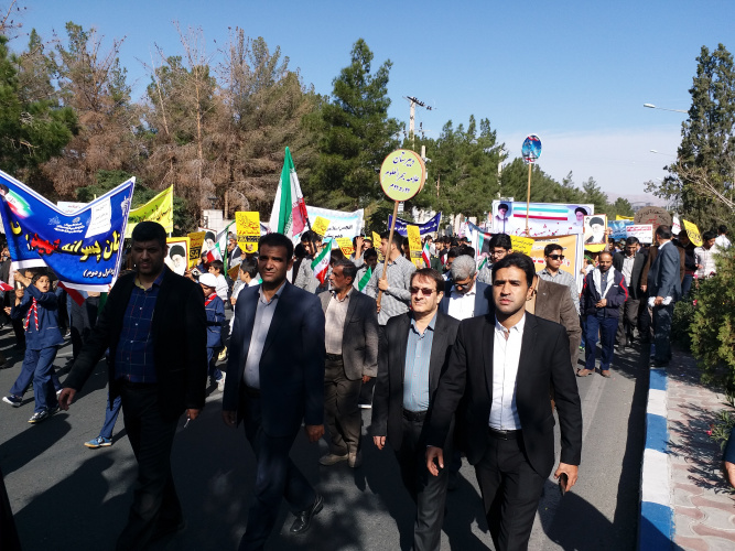 شرکت در مراسم راهپیمایی ۱۳آبان